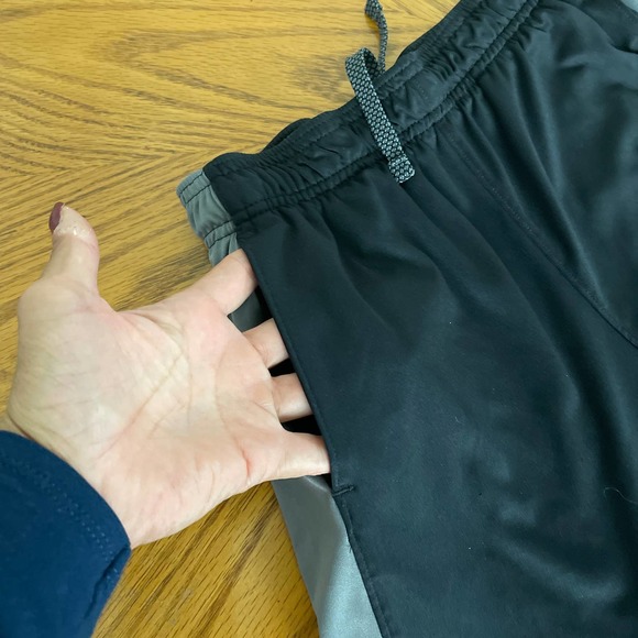 Under Armour Soccer Shorts Boys Youth Sz M gently used - Picture 4 of 6